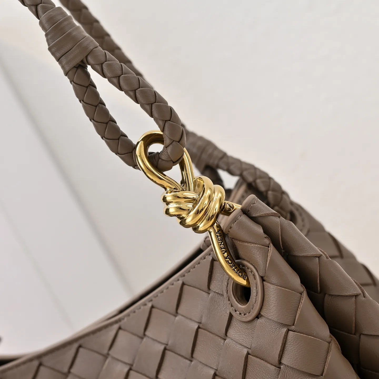 Batch 2060 BOTTEGA VENETA 2025 Autumn New Product Medium Parachuta The long-awaited new medium parachuta is here, with a unique appearance and iconic metal knots, and a whole piece of leather folds the four corners into a parachute shape! The exquisite Knot metal buckle is like putting jewelry on a bag. It is high-end and elegant. Its super capacity can hold all your things! The overall effect of this bag is very different from before. It is neither too delicate to provide a large capacity nor too bulky because of its practicality. It simply provides a perfectly suitable bag for casual and simple people👜 Style number: 5921 Size: 29.5*18.5*17.5cm
